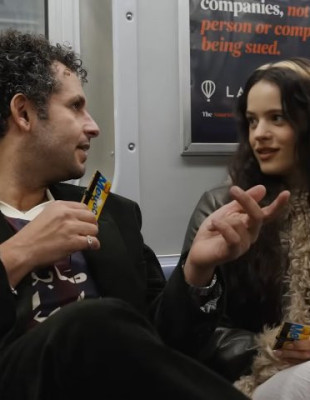 Η Rosalía στο μετρό της Νέας Υόρκης σε μία συνέντευξη με τον Kareem Rahma