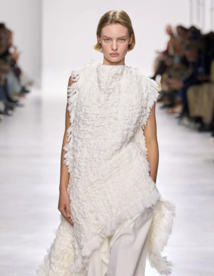 Πώς θα εντάξετε στις εμφανίσεις σας το Cloud Dancer, το χρώμα της χρονιάς, σύμφωνα με τη Pantone 