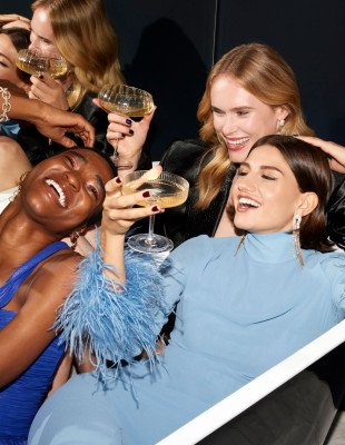 Δημιουργήστε τα πιο fashionable γιορτινά σύνολα με τις hot τάσεις της σεζόν 