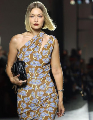 Ο όμιλος Prada εξαγόρασε και επίσημα τον οίκο Versace