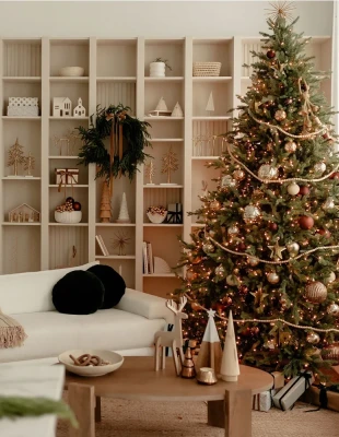 Οι πιο κομψοί τρόποι για να στολίσετε φέτος τα Χριστούγεννα αν έχετε μικρό σπίτι