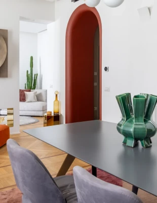 Ένα tailor-made διαμέρισμα στο Μιλάνο αποδεικνύει πως ο μινιμαλισμός μπορεί να είναι και πολύχρωμος