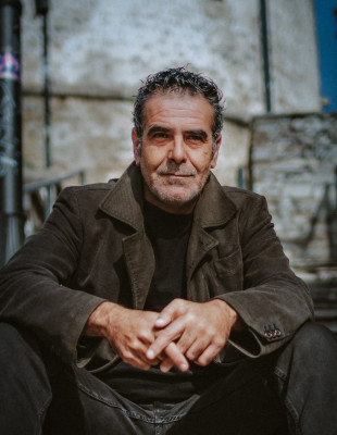 SKG Stories: Ο σπουδαίος σκηνοθέτης Θάνος Νίκας δημιουργεί μέσα από τα έργα του έναν κόσμο με όλα τα τρωτά του σημεία