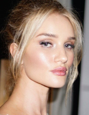 Τα Holographic Eyes είναι το πιο cool μακιγιάζ του χειμώνα