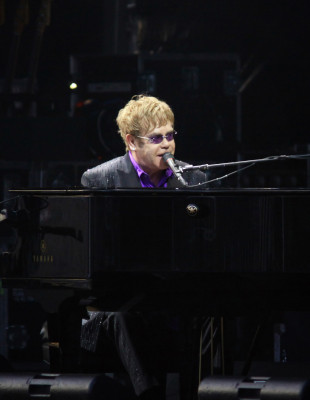 Μπορεί ο Elton John να θυμηθεί τους στίχους από τα τραγούδια του;