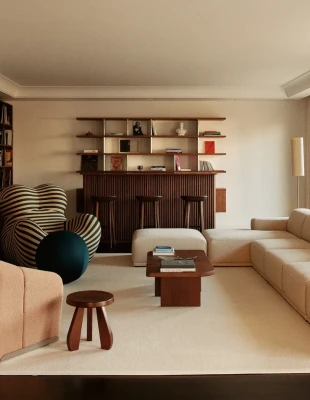 Ένα μικρό παριζιάνικο διαμέρισμα που σχεδιάστηκε γύρω από ένα sound bar για ακρόαση βινυλίων