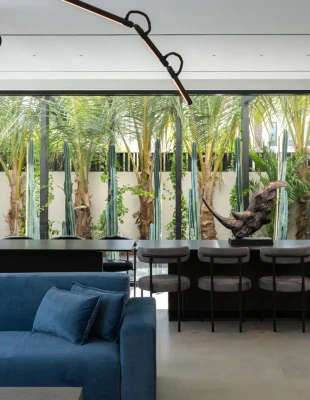 Μια βίλα στο Dubai όπου τα φυσικά υλικά συνυπάρχουν με τις πολυτελείς πινελιές 