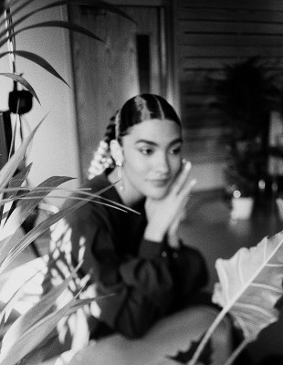 Η Olivia Dean τραγουδά το 'Merry Christmas Everyone' στην πιο γλυκιά εκδοχή του