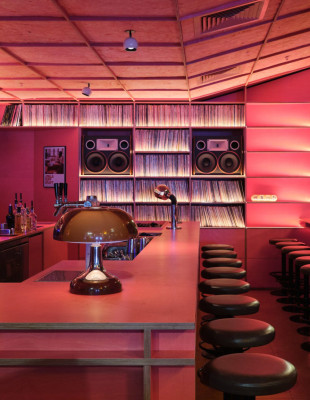 Τα listening bars είναι η νέα τάση που συνδυάζει την ακουστική εμπειρία με το interior design