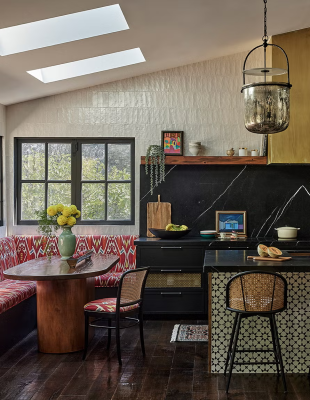 Ένα σπίτι στο Los Angeles που αναδεικνύεται μέσα από τα χρώματα και τις υφές