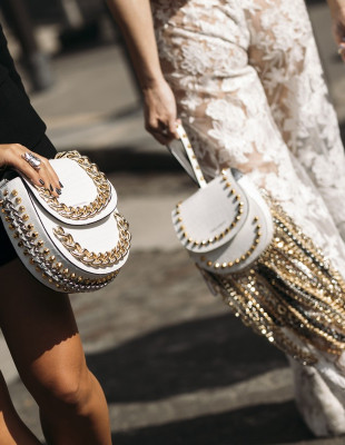 Τα αξεσουάρ με παγιέτες που θα απογειώσουν ακόμα και το πιο απλό σύνολο, σύμφωνα με τα luxury brands