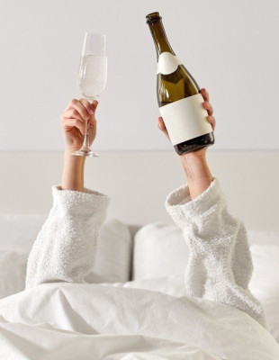 Νιώθετε πρήξιμο από το αλκοόλ; Τι το προκαλεί και πώς να το αποφύγετε