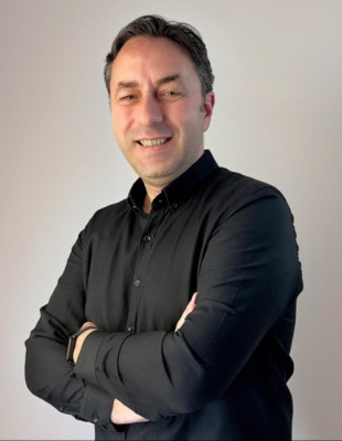 SKG Stories: Για τον Βασίλη Σακκά, το να γίνεται μέρος της ζωής των ακροατών του πιο γιορτινού ραδιοφωνικού σταθμού της πόλης είναι η μεγαλύτερη ανταμοιβή