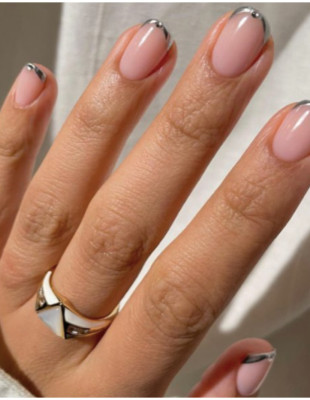 Τα silver nails είναι το πρώτο trend της χρονιάς που έχει κατακλύσει τα social media 