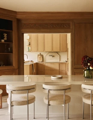 Το Παρίσι του 1980 συναντά το σύγχρονο Haussmann σε ένα ανανεωμένο διαμέρισμα