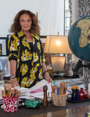 Η ατρόμητη σχεδιάστρια Diane von Fürstenberg ανοίγει τα χαρτιά της αποκλειστικά στην επετειακή έκδοση του GLOW