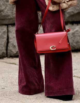 Πώς να φορέσετε τα κοτλέ παντελόνια για να είστε on trend τη νέα χρονιά