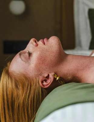 After-party skin detox: Πώς να περιποιηθείτε στοχευμένα το δέρμα σας μετά τις γιορτές