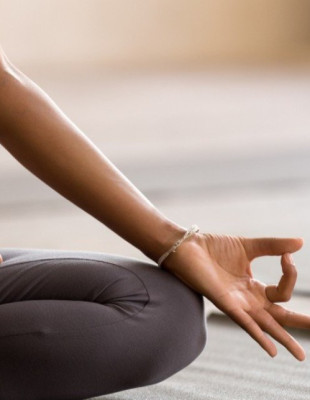 Σας κυριεύει το στρες ακόμα και τις γιορτές; 6 απλές συνήθειες που πρέπει να ακολουθήσετε τώρα 