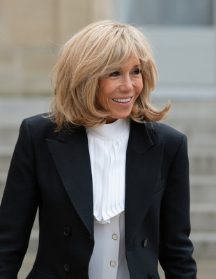 Μήνυση κατέθεσαν 343 γυναίκες κατά της Brigitte Macron έπετα από τα υβριστικά της σχόλια
