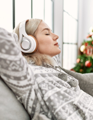 Τα καλύτερα festive podcasts που θα σας βάλουν στο πνεύμα των ημερών