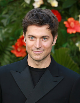 Lucas Bravo: Ο πρωταγωνιστής του 'Emily In Paris' μιλά για τον ρόλο του και για το ένα πράγμα που απεχθάνεται να κάνει στη ζωή του