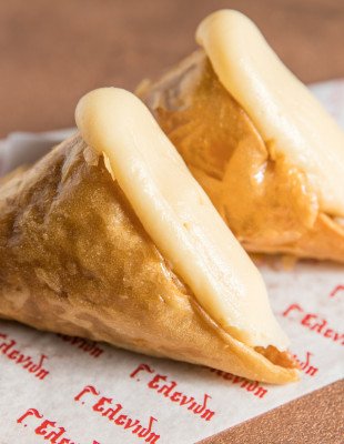 Ο Γιώργος Παπανίκος μας εξιστορεί τα Χριστούγεννα στο σπίτι του πιο εμβληματικού τριγώνου της Θεσσαλονίκης