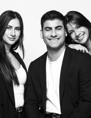 SKG Stories: Ο Νίκος, η Κατερίνα και η Μάνια Σαββάογλου αποδεικνύουν πώς η ελληνική μόδα ξεπερνά τις στερεοτυπικές αναφορές ώστε να αντέξει στο πέρασμα του χρόνου