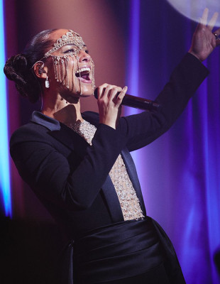 Η μαγική εμφάνιση της Alicia Keys στο Holiday Masquerade Ball της Apple Music