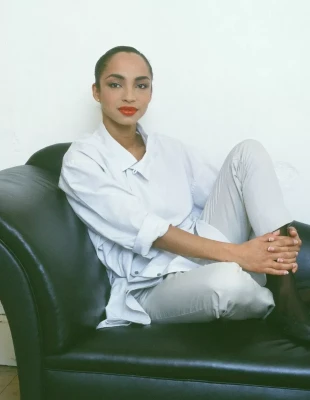 Η Sade μαγεύει το πλήθος με τη live performance του 'Smooth Operator'