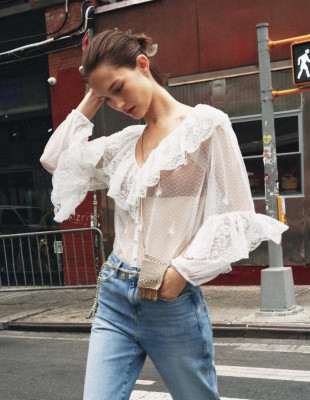 5 most-talked αποχρώσεις που όλες θα φορέσουμε με τα τζιν μας φέτος