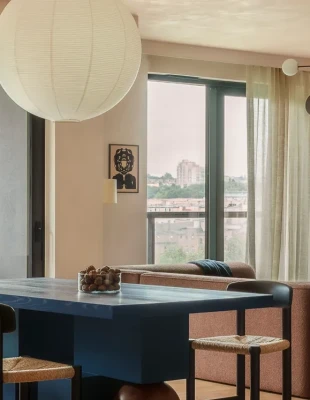 Το διαμέρισμα στην Πολωνία που συνδέει τη μεσογειακή αισθητική με το mid-century design