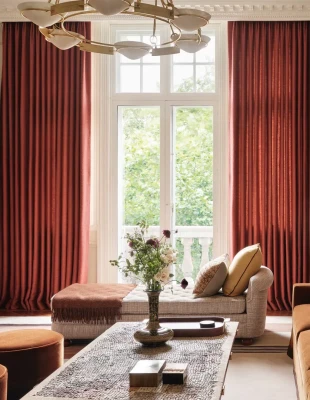 Το λονδρέζικο διαμέρισμα που αποδεικνύει πως συλλογές, υλικά και φωτισμός μπορούν να μεταμορφώσουν κάθε χώρο