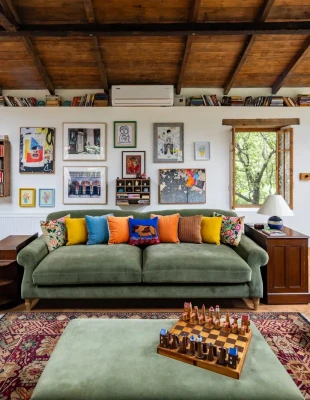 Ένα oικογενειακό και ηλιόλουστο καταφύγιο στα Ιμαλάια που αγκαλιάζει τη φύση