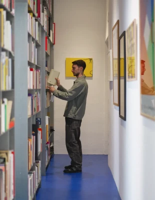 Ένα σπίτι μόλις 45 τ.μ. στο Μιλάνο μεταμορφώθηκε από δύο γραφίστες σε έναν χώρο που θυμίζει γκαλερί