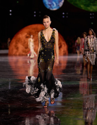 Ο οίκος CHANEL μας προϊδεάζει με ένα trailer για την αυριανή παρουσίαση της Spring/Summer 2026 Haute Couture συλλογής