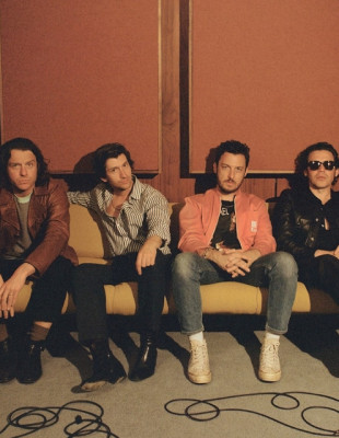 Το νέο single των Arctic Monkeys μόλις κυκλοφόρησε για καλό σκοπό