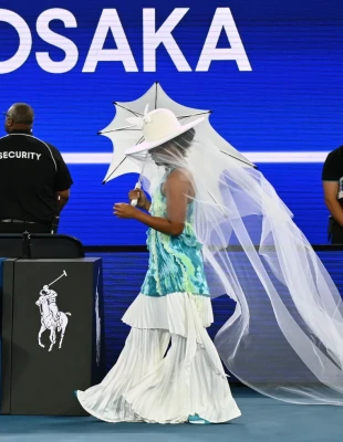Η Naomi Osaka μετέτρεψε το tennis court του Αυστραλιανού Open σε πασαρέλα Υψηλής Ραπτικής