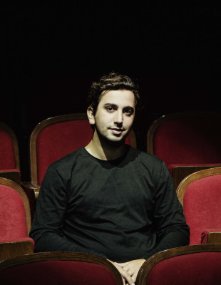 Ο Μάριο Μπανούσι βραβεύτηκε με Αργυρό Λέοντα στην Μπιενάλε Θεάτρου Βενετίας 2026