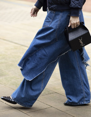 Τα πιο stylish jeans που θα επιλέγουμε στο repeat τους επόμενους μήνες