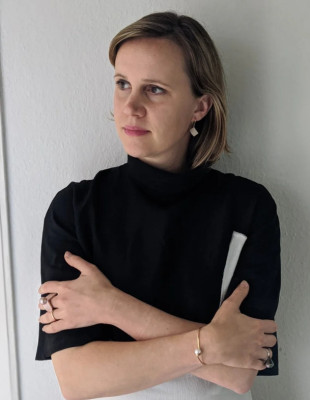 Η Melanie Georgakopoulos, μέσα από τις δημιουργίες της, μας εισάγει στον μαγικό κόσμο των μαργαριταριών