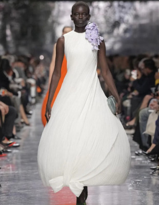 Paris Haute Couture: Ο Jonathan Anderson εντυπωσίασε στην πρώτη Υψηλής Ραπτικής συλλογή του για τον Dior