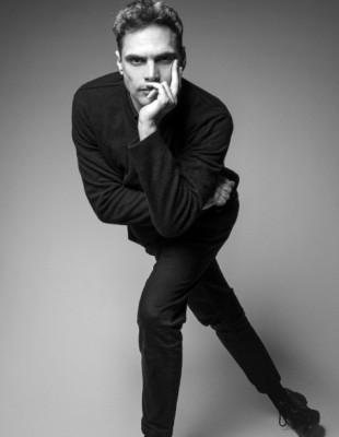 Ο Γιώργος Παπαγεωργίου, σε μια αποκλειστική συνέντευξη στο GLOW, μιλά για τη δύναμη της Tέχνης και την αφύπνιση της κοινωνίας