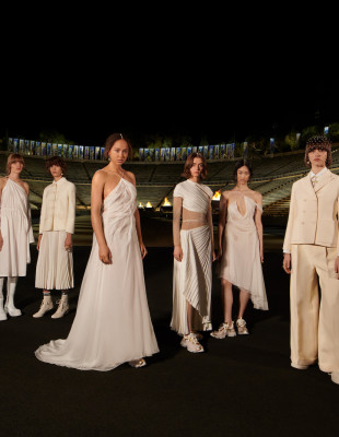 Fashion Agenda: Πώς μέσα σε δύο δεκαετίες η βιομηχανία της μόδας πέρασε από την εποχή των αυστηρών τάσεων σε μια κουλτούρα ﻿ελευθερίας και αυτοέκφρασης