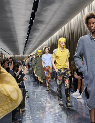 Dior Men Winter 2026-2027: Ο Jonathan Anderson θόλωσε το όρια ανάμεσα στο αρσενικό και το θηλυκό παρουσιάζοντας μια επική συλλογή