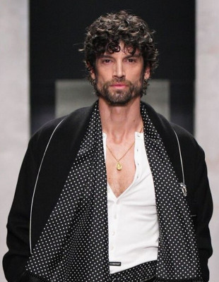 Ο οίκος Dolce&Gabbana παρουσίασε στο Μιλάνο τη συλλογή Portrait of a Man και προκάλεσε τις αντιδράσεις του Internet