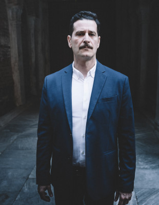 SKG Stories: Αυτό που ο Γιάννης Καραμφίλης εντοπίζει στο βλέμμα του θεατρικού κοινού είναι το ελιξίριο για την τέχνη του