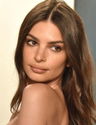 Η μοναδική απόχρωση κραγιόν που κάθε καστανομάλλα χρειάζεται στην τσάντα της 