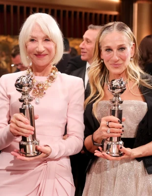 H iconic συνάντηση των Helen Mirren και Sarah Jessica Parker στο φετινό Golden Eve των Χρυσών Σφαιρών