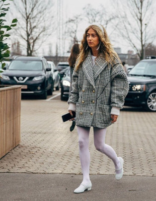 Τα χρωματιστά καλσόν είναι τα πιο hot αξεσουάρ του χειμώνα